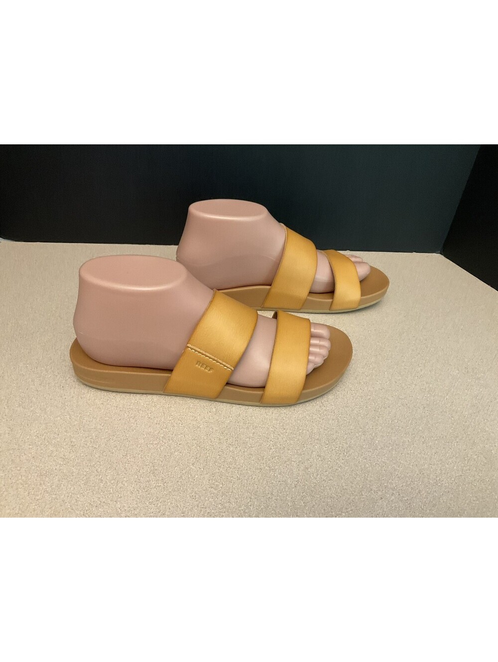 New! Womens REEF Cushion Vista Natural Sandals. Size 7. Nice Slides!